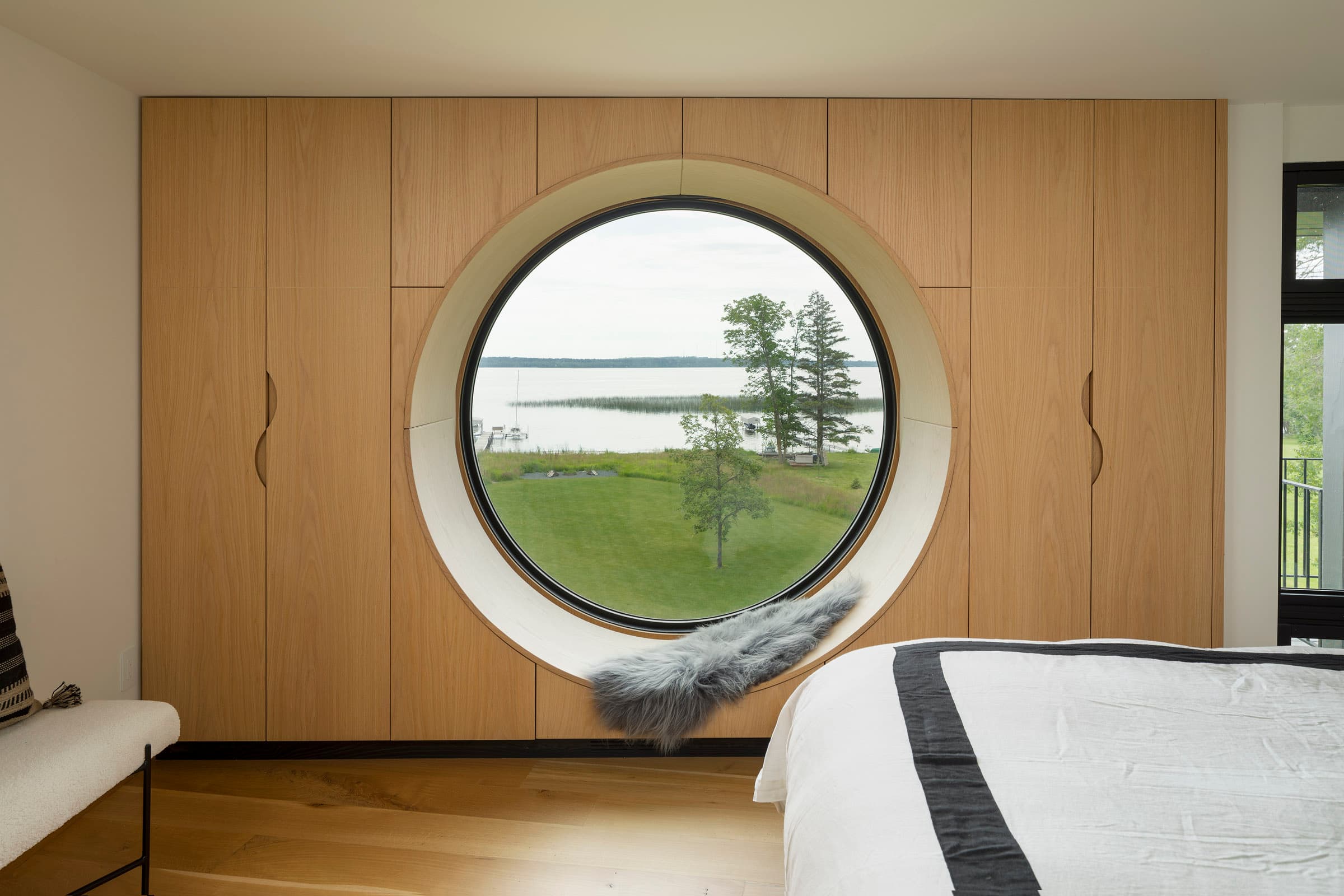 Luxury custom cabinet handles for modern luxury cabinetry: Bedroom Circular Window Integrated Handles G9a0593